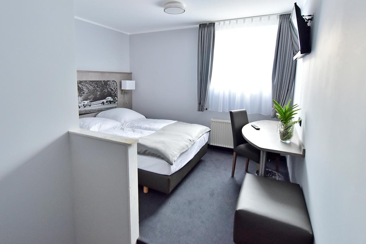 Gt3 Hotel Honerath Extérieur photo